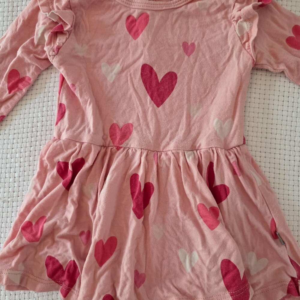 💖 Kyte Baby Twirl Onesie + Bib | Pink Hearts | 6–12 Months - Picture 3 of 15
